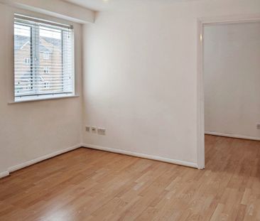 Mullards Close, MITCHAM - Photo 2