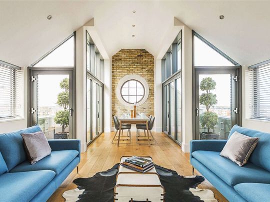 A stunning, three bedroom duplex apartment with outstanding character features. - Photo 1