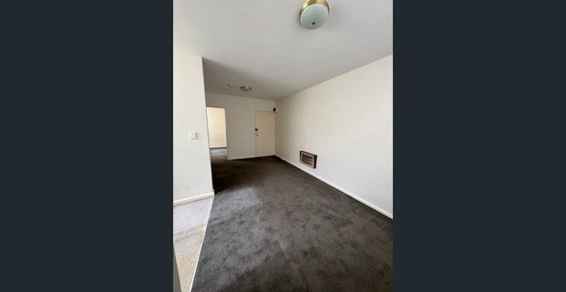 Perfectly Positioned One Bedroom Apartment! - Photo 1