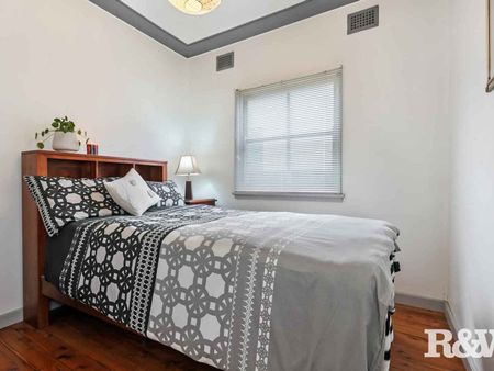 FRESHLY PAINTED FAMILY HOME - Photo 4
