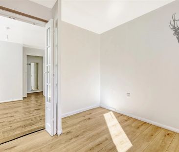 1 Bedroom Flat - Purpose Built - Photo 4