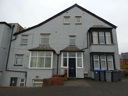 Warbreck Drive, Blackpool, FY2 - Photo 2