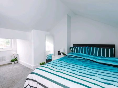🛏️ Well-Kept HMO with single and double rooms Room 2 - Double Room - Photo 3
