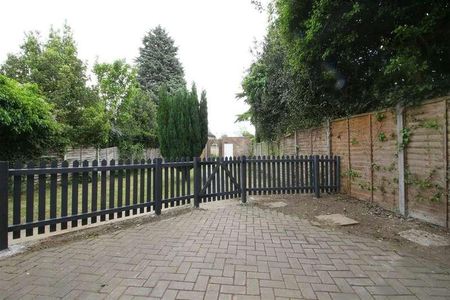 Churchfield Path, Cheshunt, EN8 - Photo 4