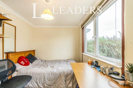 5 bedroom semi-detached house to rent - Photo 4