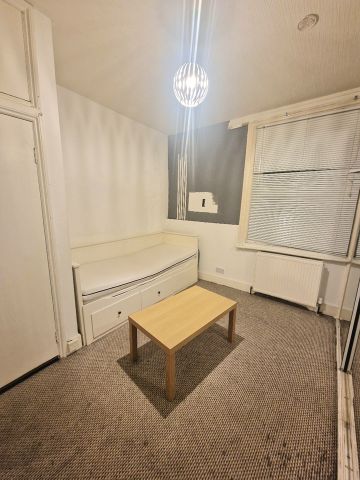 1 Bed Flat, Perham Road, W14 - Photo 2