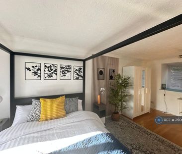 1 bedroom in a flat share to rent - Photo 3