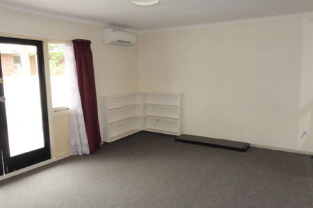 2-Bedroom Flat with Garage - Photo 4