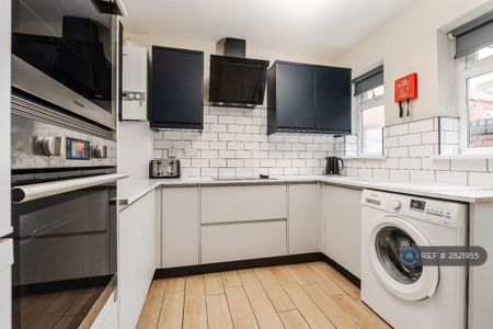 4 bedroom end of terrace house to rent - Photo 2