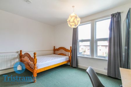 References Pending - 5 bed Semi-Detached House - Photo 4