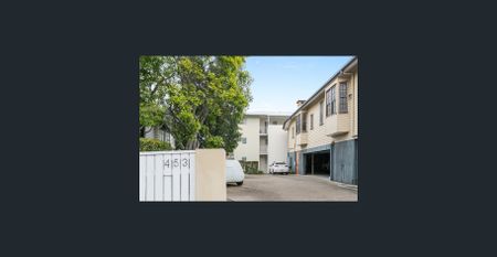 Bright Top-Floor Apartment in a Quiet, Convenient Location - Photo 5