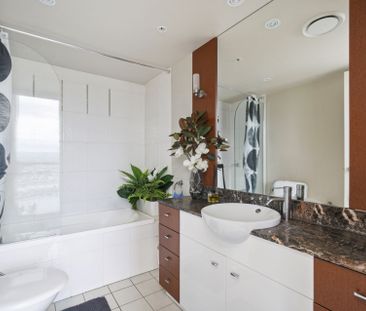 RESORT LIVING IN THE HEART OF SURFERS PARADISE! - Photo 5