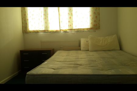 4 Bed Terraced House, Boundary Road, SW19 - Photo 2