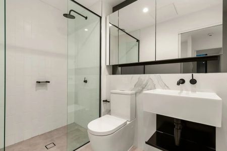 Modern Scandinavian-Style One-Bedroom + Study Apartment Moments from the CBD - Photo 5