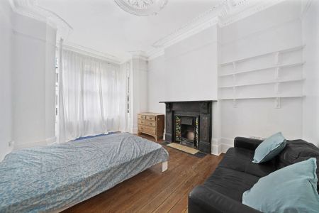 5 bedroom house in London - Photo 3