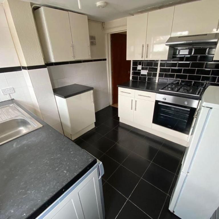 3 bedroom end of terrace house to rent - Photo 1