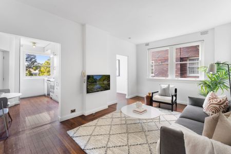 Light filled apartment in blue-chip Bellevue Hill - Photo 4