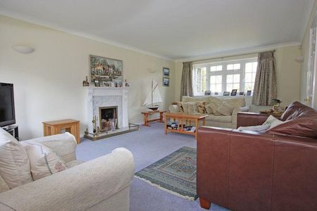 4 bedroom detached house to rent - Photo 2