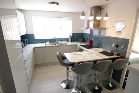 3 bedroom semi-detached house to rent - Photo 2