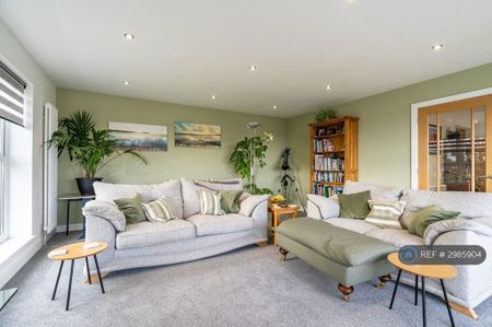 5 bedroom detached house to rent - Photo 2