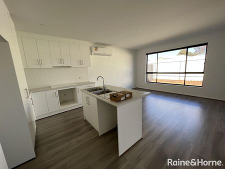 Four bedroom home in Para Hills! - Photo 4