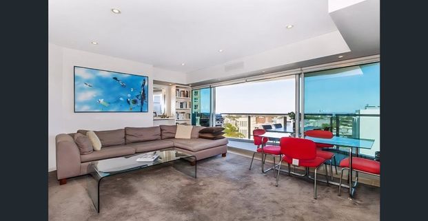 Spacious, Bright and Convenient One Bedroom in Cosmopolitan Location with City Views - Photo 1