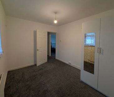 3 Bed Detached House, Normans Mead, NW10 - Photo 2