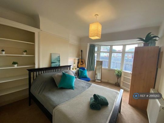 6 bedroom semi-detached house to rent - Photo 1