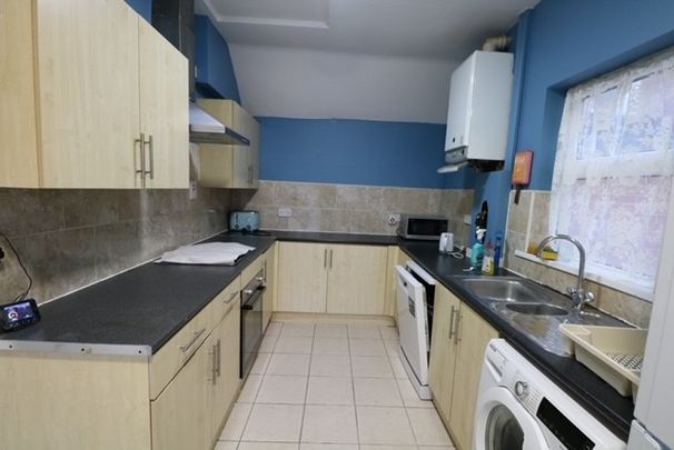 6 Bedroom Terraced To Rent in Lenton - Photo 1