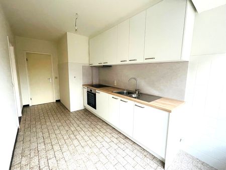 Appartement gelegen op de eerste verdieping in de directe nabijheid van het centrum van Strombeek. - Photo 2