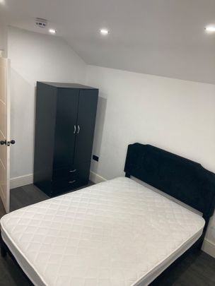 Room in a Shared House, Whitehorse Road, CR0 - Photo 1