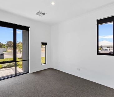 Spacious & Stylish 3 Bed / 2 Bath Home on a Corner Block - Photo 2