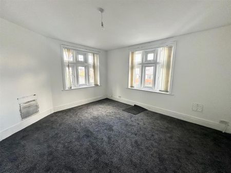 3 bedroom flat to rent - Photo 4