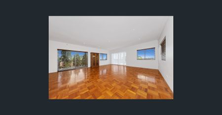 LARGE FAMILY HOME WITH SPECTACULAR VIEWS - Photo 3