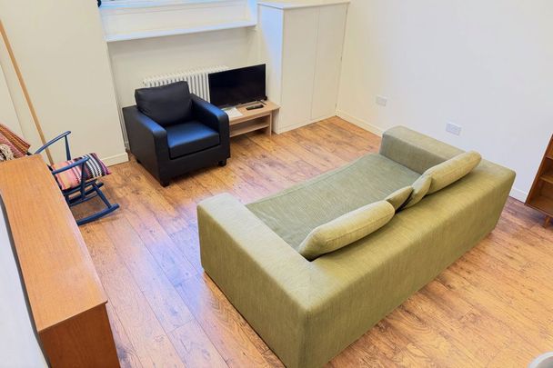 To Let 1 Bed Flat - Photo 1