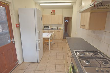 5 Bedroom Semi-Detached House - Photo 2