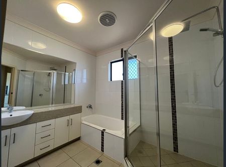 Lovely low maintenance brick home in quiet street - Photo 2