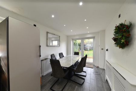 5 bedroom detached house to rent - Photo 3
