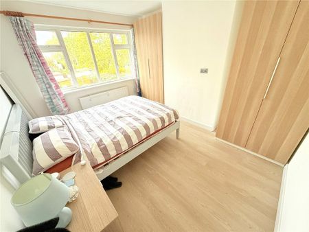 4 bedroom semi-detached house to rent - Photo 4