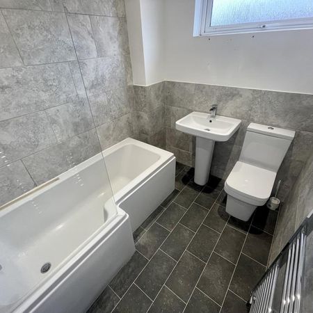 1 bedroom in a house share to rent - Photo 3