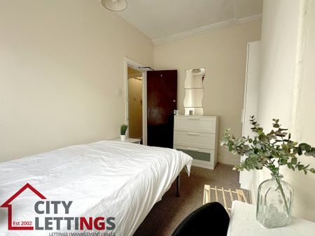 5 Bedroom Mid Terraced House - Photo 5