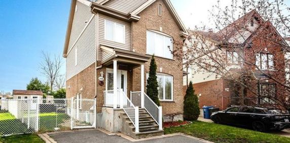 Large 4-bedroom House In Longueuil - Photo 2