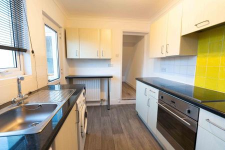 3 bedroom end of terrace house to rent - Photo 2