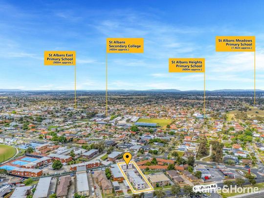 Modern 2-Bedroom Flat in the Heart of St Albans - Photo 1