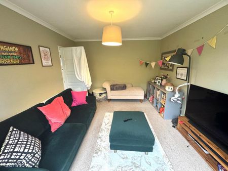 4 bedroom semi-detached house to rent - Photo 2