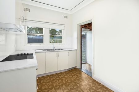 Well Presented 3 Bedroom Home with Ample Parking & Backyard - Photo 5