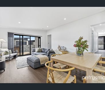 Spacious home in quiet complex - Photo 3
