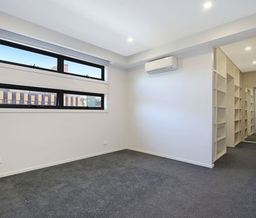 SPACIOUS AND CENTRAL FOUR BEDROOM TOWNHOUSE - Photo 4