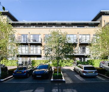 Well presented 2 bedroom first floor apartment at this prestigious ... - Photo 4