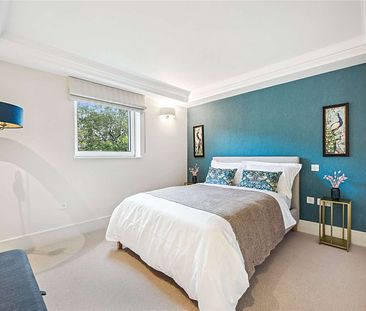 This excellent lateral flat overlooking Regents Park offers a wonderful family home. - Photo 4